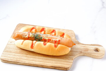 おいしそうなフランクフルトソーセージパン（ホットドッグ）
