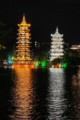 Sonne - und Mondpagode bei Nacht , Guilin, China