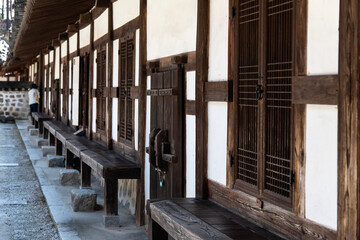 Fototapeta na wymiar the exterior of the old traditional Korean buiding