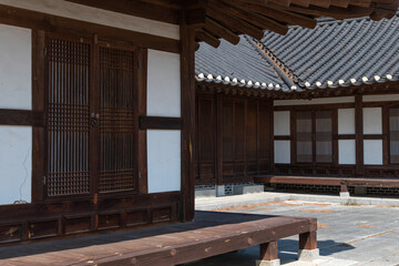 the exterior of the old traditional Korean buiding