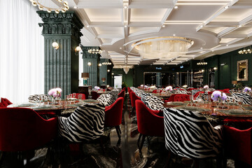 Fototapeta na wymiar The restaurant seating decoration has a modern and vibrant style.