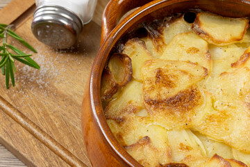 gratin dauphinois, en gros plan, sur une planche à découper	