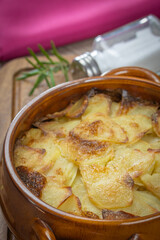 gratin dauphinois, en gros plan, sur une planche à découper	