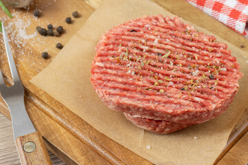 steak haché de boeuf cru, en gros plan, dans une assiette