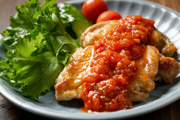チキンソテーのトマトソースがけ
