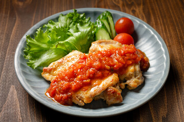 チキンソテーのトマトソースがけ