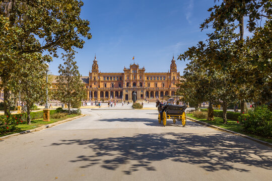 Coche de caballos paseando junto a la Plaza de Espa&ntilde;a en el Parque de Mar&iacute;a Luisa de Sevilla, Andaluc&iacute;a, Espa&ntilde;a
