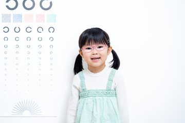 病院で視力検査をする女の子
