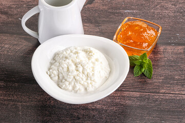 Grain curd with cream and jam