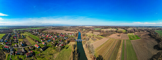 Rzeka Olza w Czechach zimą, most na rzece
