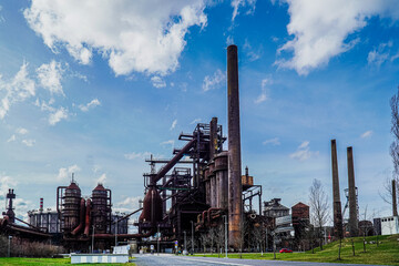 Dolny Obszar Witkowic, to unikalna atrakcja Ostrawy w Czechach. Stanowi strefę przemysłową, w której jeszcze nie tak dawno wydobywano węgiel i przetapiano żelazo. - obrazy, fototapety, plakaty