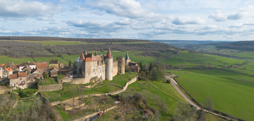 Fototapeta na wymiar Châteauneuf et sa forteresse veillent toujours sur les coteaux de l’Auxois et le Canal de Bourgogne. Perché sur son éperon rocheux, ce village est classé plus beau village de France