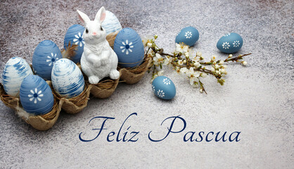 
Felices Pascuas: Decoración de Pascua con flores y huevos de Pascua.