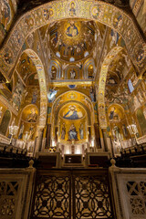 Fototapeta na wymiar Particolari architettonici all'interno di una cattedrale
