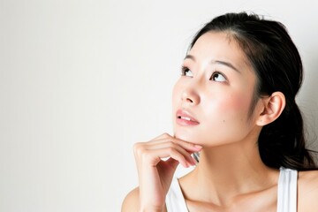 考えている日本人女性（白背景・検討中・思案・お母さん・家計・悩む）
