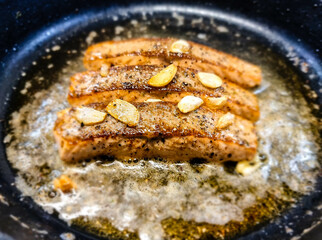 Filet vom norwegischen Lachs mit Kräutern und Gewürzen