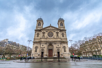 Fototapeta na wymiar Vue extérieure de l'église catholique Saint-François-Xavier, monument historique situé boulevard des Invalides, dans le 7ème arrondissement de Paris