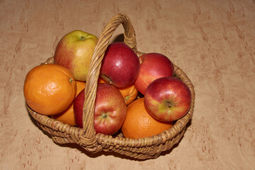 Obstkorb mit Äpfeln und Apfelsinen	
