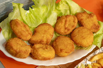 Detalle de nuggets de pollo servidos en un restaurante