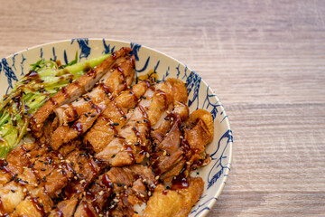 Pato Teriyaki estilo Japonés servido en un restaurante