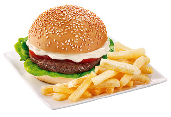 prato com hambúrguer de carne bovina com maionese, salada, tomate no pão com gergelim acompanhado de porção de batatas fritas crocante isolado em fundo transparente