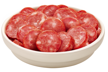 tigela com porção de linguiça calabresa fatiada isolado em fundo transparente