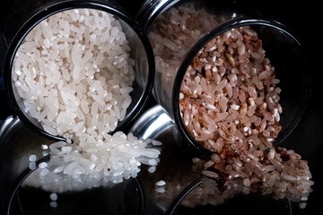 brown rice and white rice in a glass, differences in color and type of rice.
