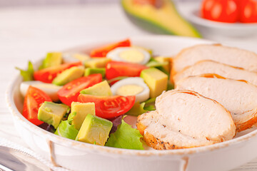 Caprese lunch bowl with grilled chicken and avocado