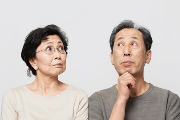 考えている日本人の初老の夫婦（白背景・老後・介護・健康・年金・将来）