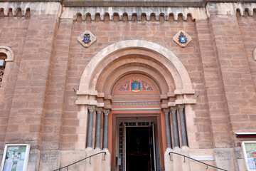 Fototapeta na wymiar Porte d'entée de la cathédrale notre dame de la victoire à St Raphael