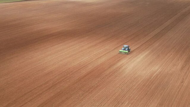 maquina sembradora en campo