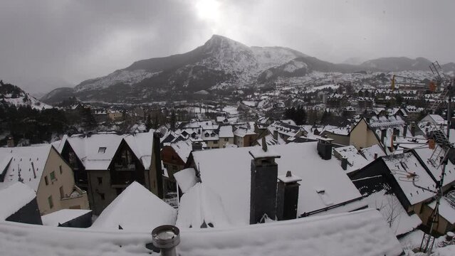 techos nevados de pueblo de monta&ntilde;a espa&ntilde;ol