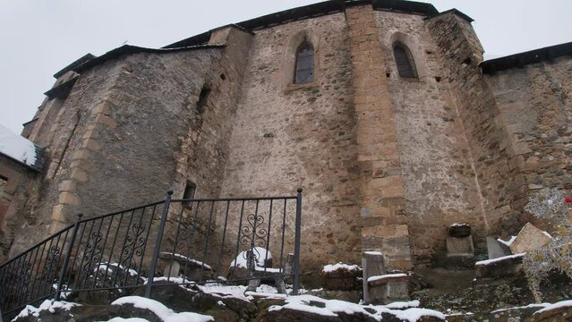iglesia estilo barroco de pueblo espa&ntilde;ol