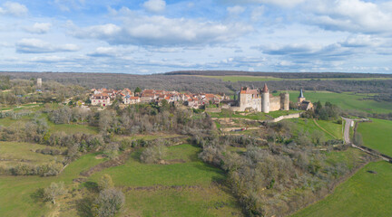 Fototapeta na wymiar Châteauneuf et sa forteresse veillent toujours sur les coteaux de l’Auxois et le Canal de Bourgogne. Perché sur son éperon rocheux, ce village est classé plus beau village de France