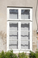 Altes, weisses Holzfenster an einer weissen Hauswand,  Deutschland