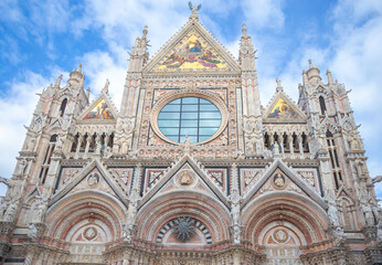 Fototapeta na wymiar the front view of the cathedral of Siena, Italy