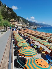 Plaża z kolorowymi parasolami. Monterosso, Italy. - obrazy, fototapety, plakaty