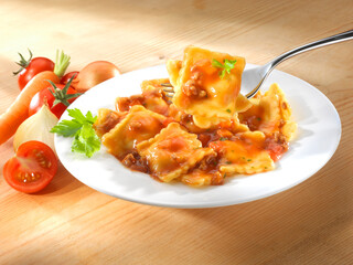 Ravioli Bolognese, pasta, Ravioli, Fleischsauce, Tellergericht,