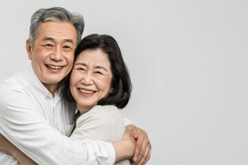 Fototapeta premium 二人で寄り添う仲良しな日本人の年配の夫婦（カップル・おしどり夫婦・友達夫婦）