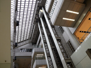 Obraz premium 東京の羽田空港のターミナルのエレベーターの様子