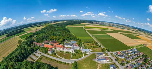 Die Ortschaft Bonlanden mit dem markanten Kloster im Luftbild