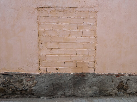 Pared con una ventana tapiada
