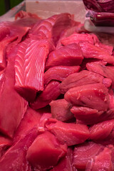 Naklejka premium Pieces of freshly caught and chopped bluefin tuna for sale in the specialized fishmonger of a traditional market on the Spanish Atlantic coast.