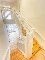 Odrestaurowane, wycyklinowane schody boczne prowadzące na poddasze, strych w starym, przedwojennym domu. Sosnowa klepka, dębowa balustrada.