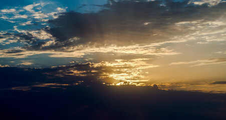 Obraz premium sky with clouds and rays of the setting sun