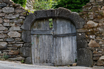 Vieux portail en bois