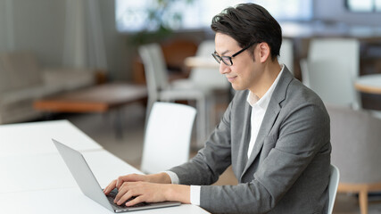 ノートパソコンで作業をする男性