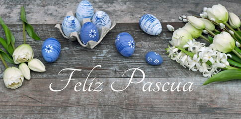 
Felices Pascuas: Decoración de Pascua con flores y huevos de Pascua.