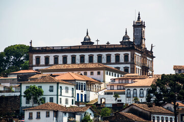 Fototapeta na wymiar Buildings in the historic center of Ouro Preto with the Inconfidência Museum in the background