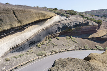 Landstrasse und vulkanische Ablagerungen im Nationalpar El Teide auf Teneriffa